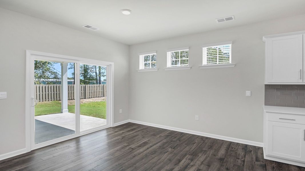 Spacious, unfurnished interior of a new home in Sease's Pond, Gilbert (Image 16).