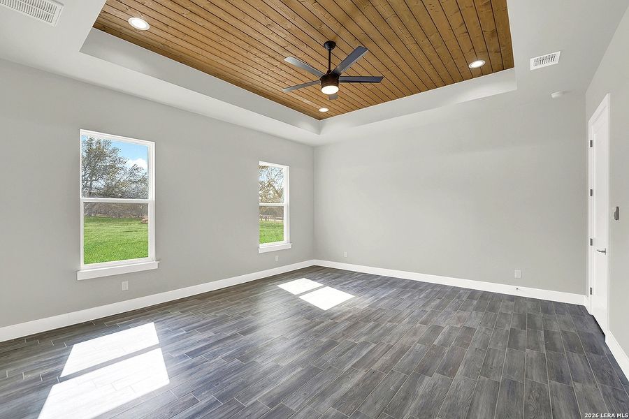 Spacious, unfurnished interior of a new home in , La Vernia (Image 24).