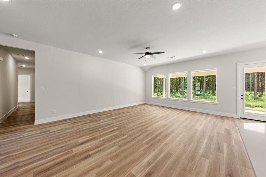 Spacious, unfurnished interior of a new home in Deer Pines, Conroe (Image 29).