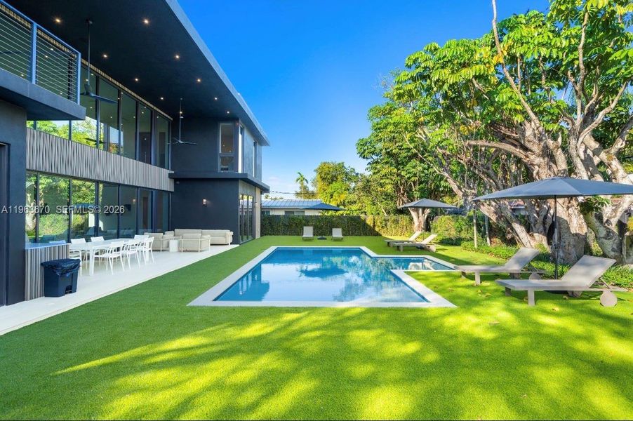 Exterior details and patio area of a home in , Miami (Image 21).