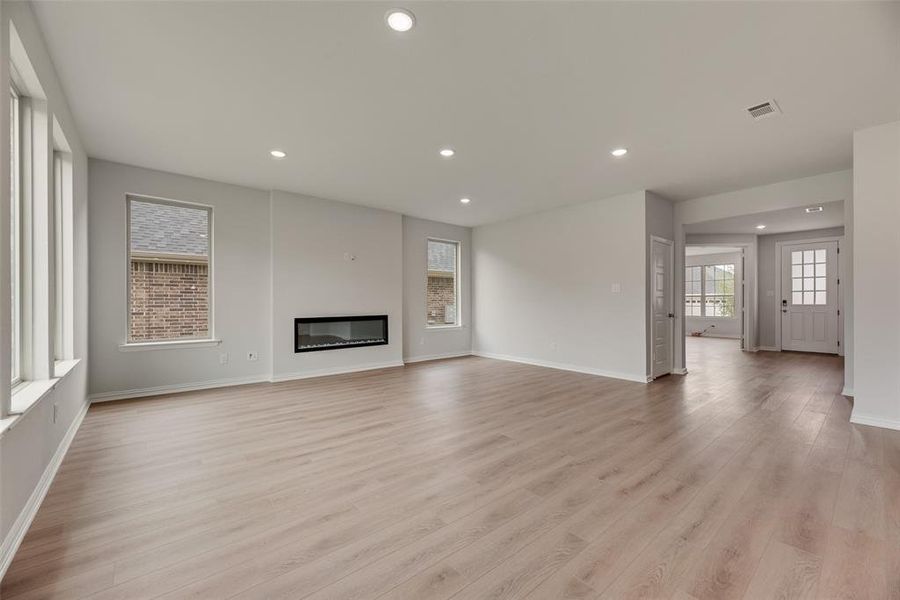 Spacious, unfurnished interior of a new home in Villages of Hurricane Creek, Anna (Image 13).