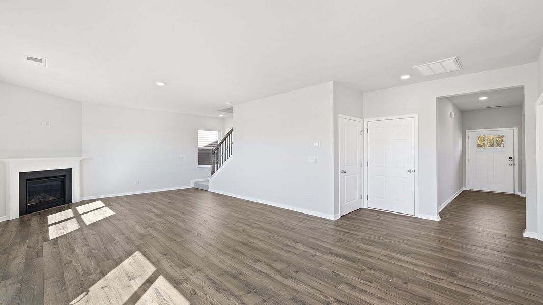 Spacious, unfurnished interior of a new home in Sage Grove, Lyman (Image 19).
