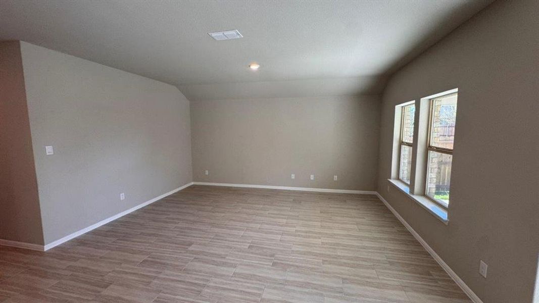 Spacious, unfurnished interior of a new home in Meadowbrook Estates, Cleburne (Image 10).