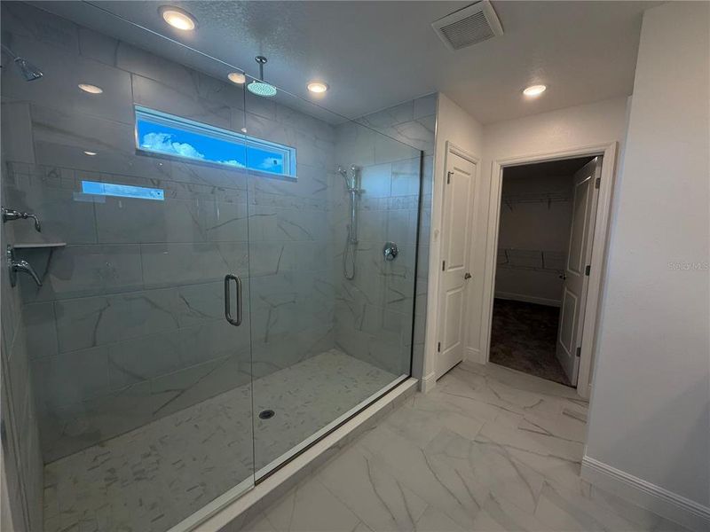 Spacious, unfurnished interior of a new home in Villa Pass, Mascotte (Image 34).