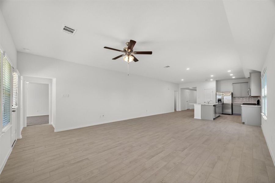 Spacious, unfurnished interior of a new home in Rollingbrook Estates, Baytown (Image 31). Spacious, unfurnished interior of a new home in Rollingbrook Estates, Baytown (Image 31).