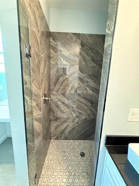 Bathroom featuring a tile shower