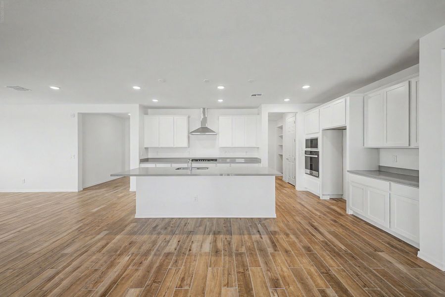 Spacious, unfurnished interior of a new home in White Tank Vistas, Waddell (Image 9).