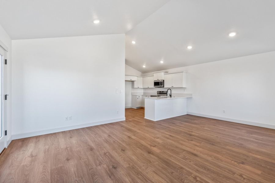 Spacious, unfurnished interior of a new home in Feather Ridge, Redmond (Image 19).