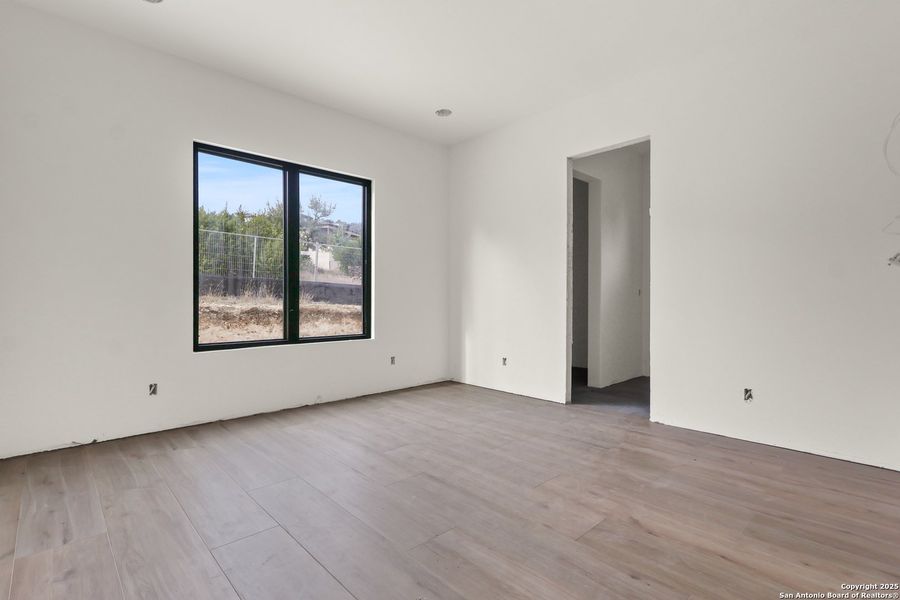 Spacious, unfurnished interior of a new home in , San Antonio (Image 12).