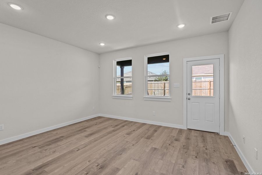 Spacious, unfurnished interior of a new home in Hiddenbrooke, Seguin (Image 16).