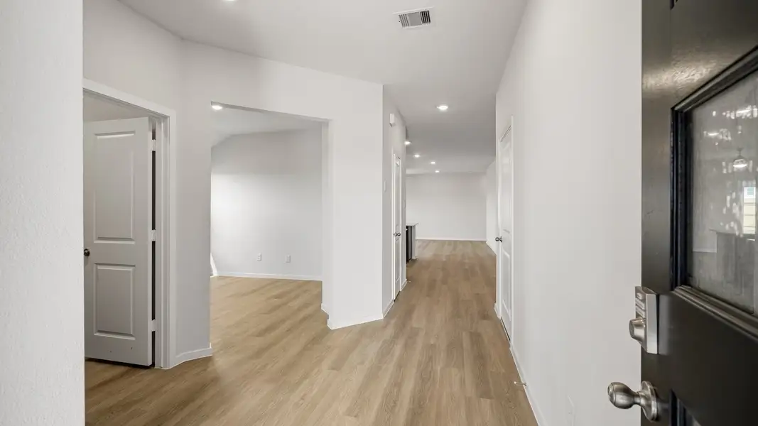 Spacious, unfurnished interior of a new home in Sunterra Lakes, Brookshire (Image 13).