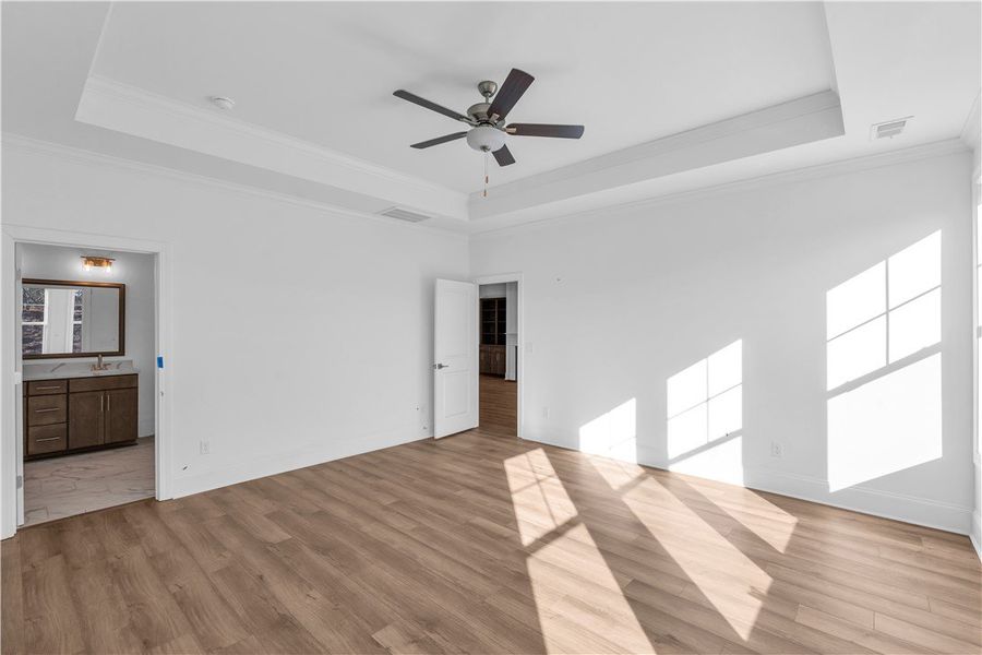 Spacious, unfurnished interior of a new home in Cross Creek Golf Club, Seneca (Image 19).