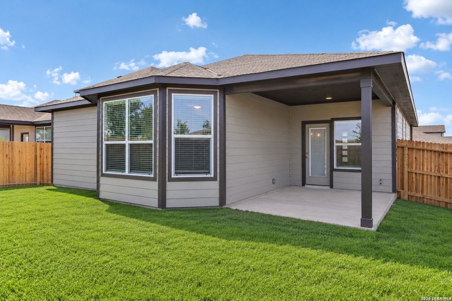 Exterior details and patio area of a home in Thomas Pond, San Antonio (Image 27).