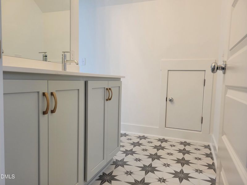 Secondary Bath - Sonny & Cher Interior