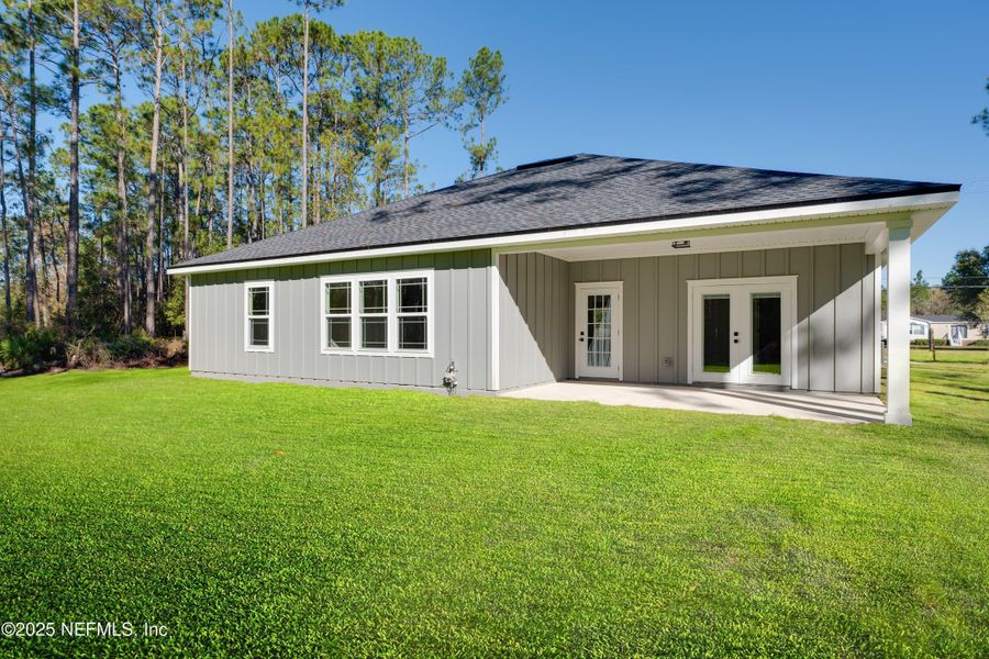 Exterior details and patio area of a home in , Middleburg (Image 15).