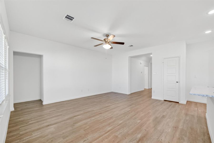Spacious, unfurnished interior of a new home in Rollingbrook Estates, Baytown (Image 14). Spacious, unfurnished interior of a new home in Rollingbrook Estates, Baytown (Image 14).