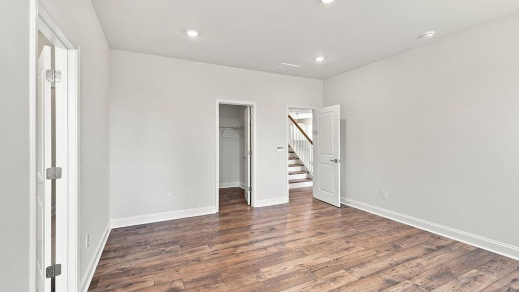 Spacious, unfurnished interior of a new home in Shadowood, Seneca (Image 30).