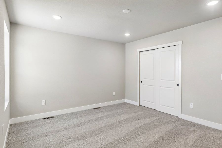 Spacious, unfurnished interior of a new home in Trails at Aspen Ridge-3, Colorado Springs (Image 27).