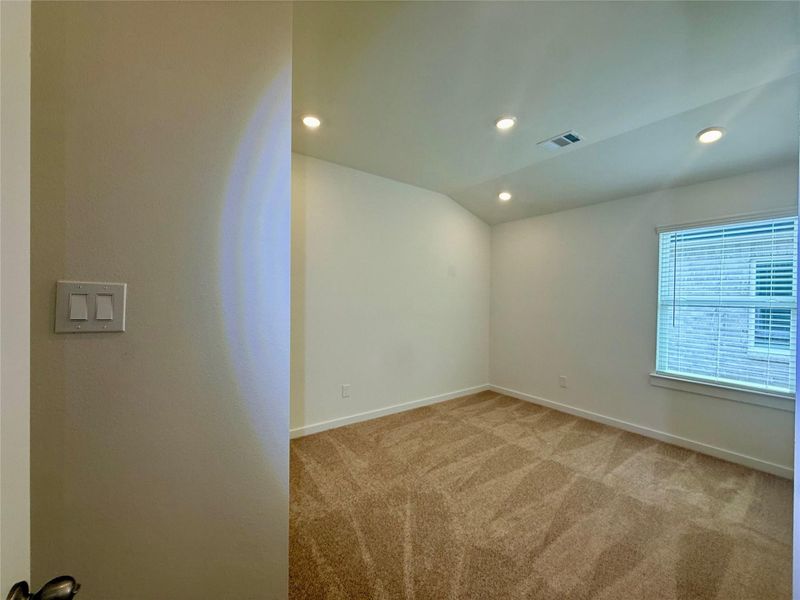 Spacious, unfurnished interior of a new home in Ashland, Angleton (Image 9).