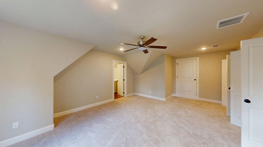 Spacious, unfurnished interior of a new home in , Lake Jackson (Image 27).