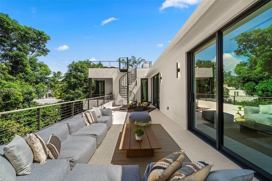 Exterior details and patio area of a home in , Miami (Image 42).