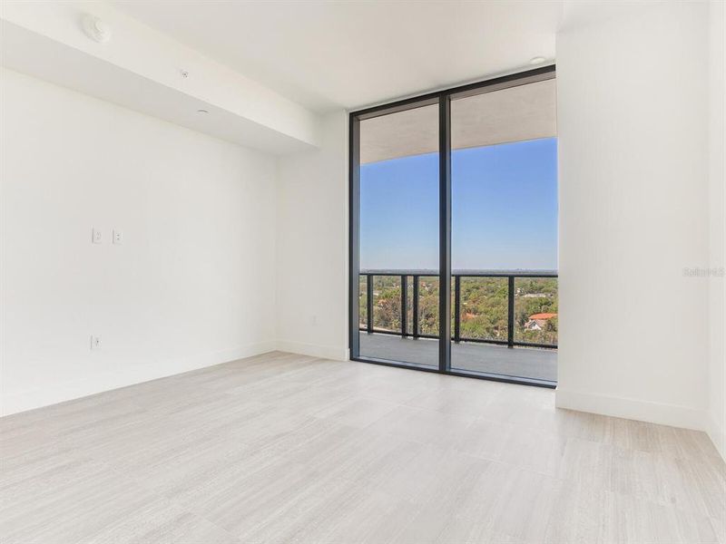 Spacious, unfurnished interior of a new home in , Tampa (Image 63).