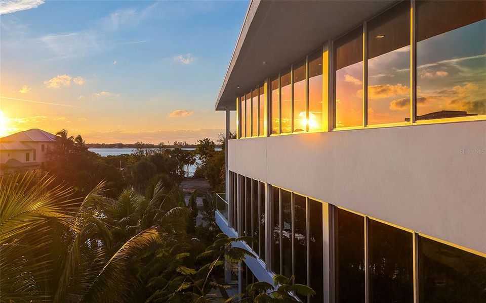 Condo located in Sarasota, FL showcasing its design and architecture (Image 31).