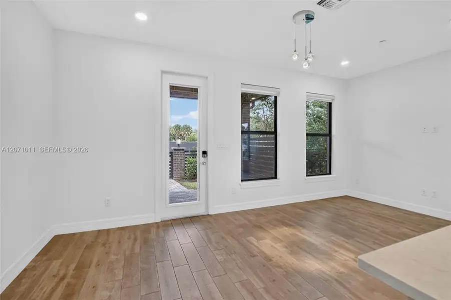 Spacious, unfurnished interior of a new home in , Plantation (Image 17).