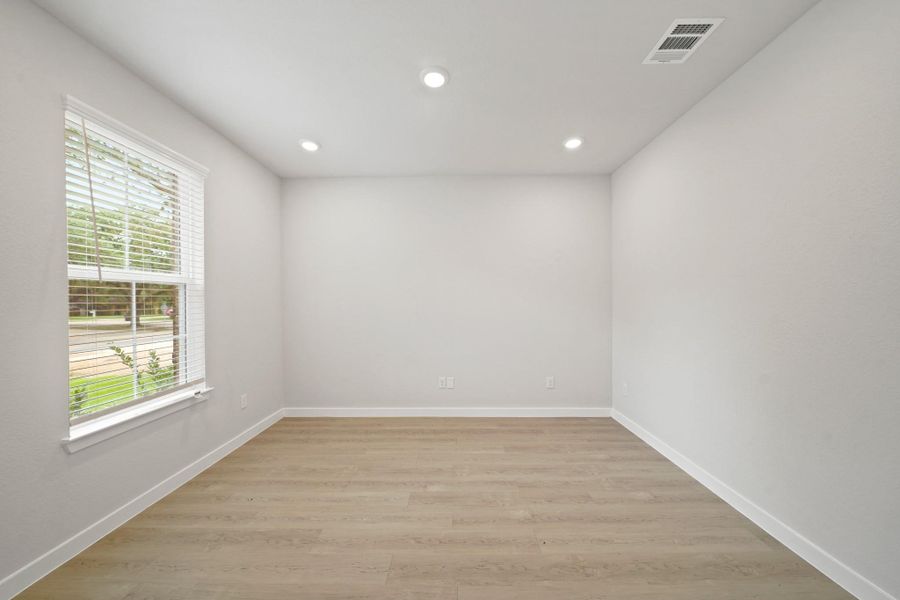 Spacious, unfurnished interior of a new home in Valor Park, Bay City (Image 13).