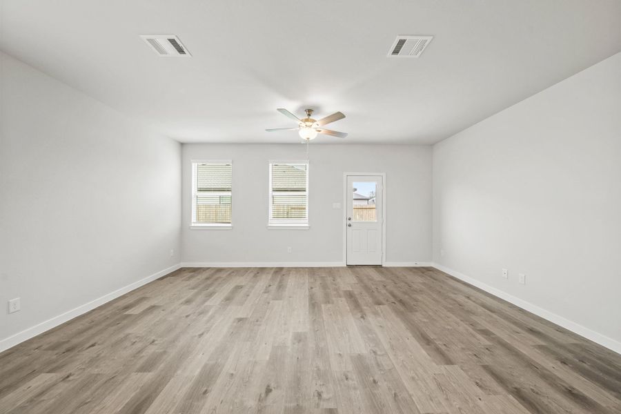 Spacious, unfurnished interior of a new home in Valor Park, Bay City (Image 19).