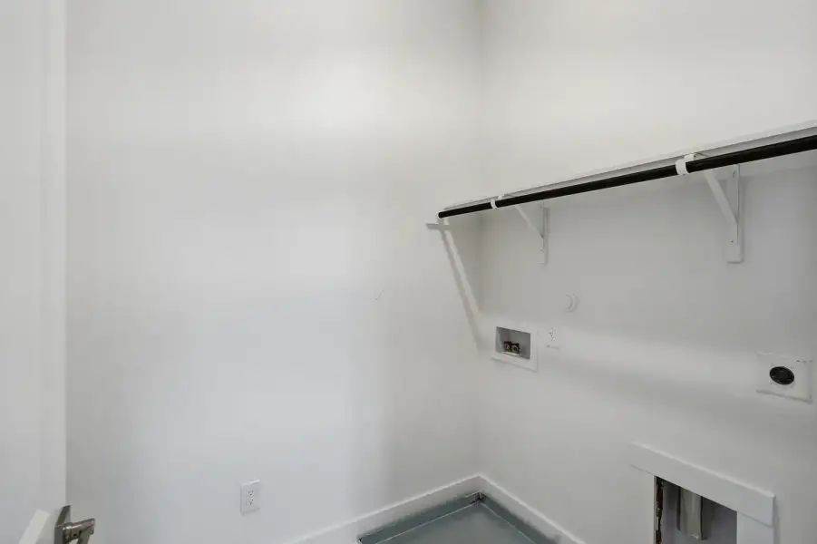 Spacious, unfurnished interior of a new home in Rose Hill, San Antonio (Image 29).