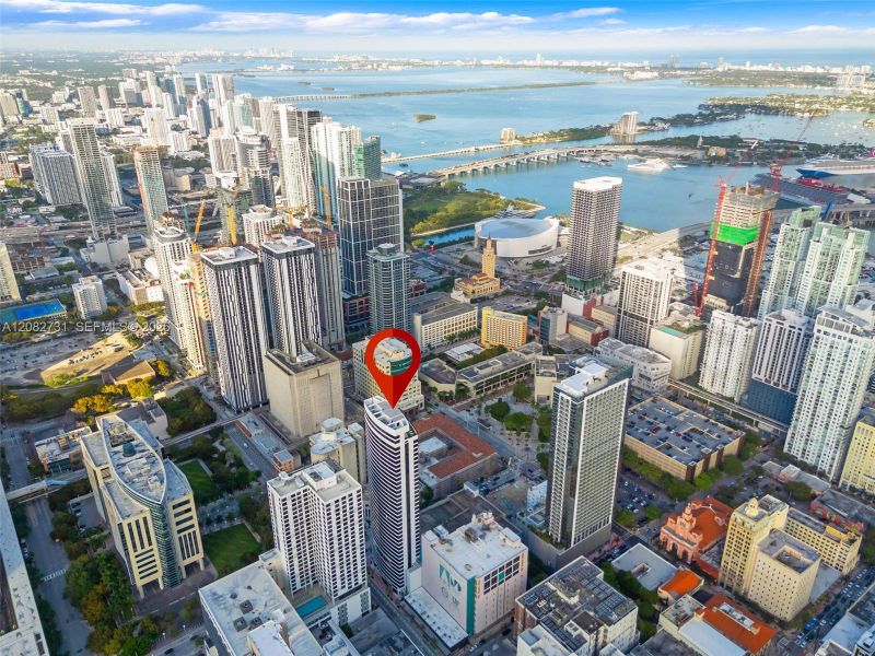 Condo located in Miami, FL showcasing its design and architecture (Image 29).
