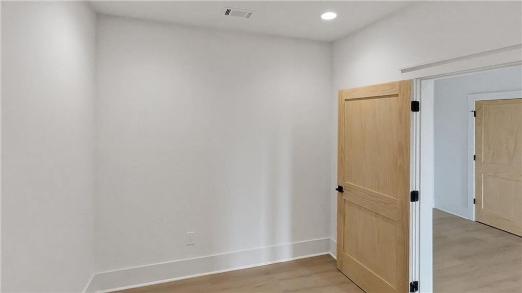 Spacious, unfurnished interior of a new home in , Jasper (Image 12).
