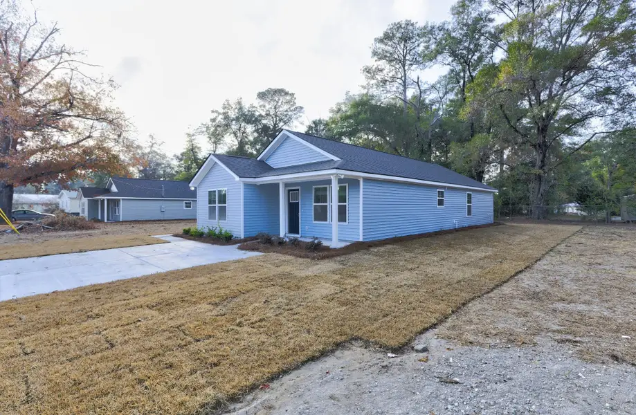 Exterior details and patio area of a home in , Walterboro (Image 4).