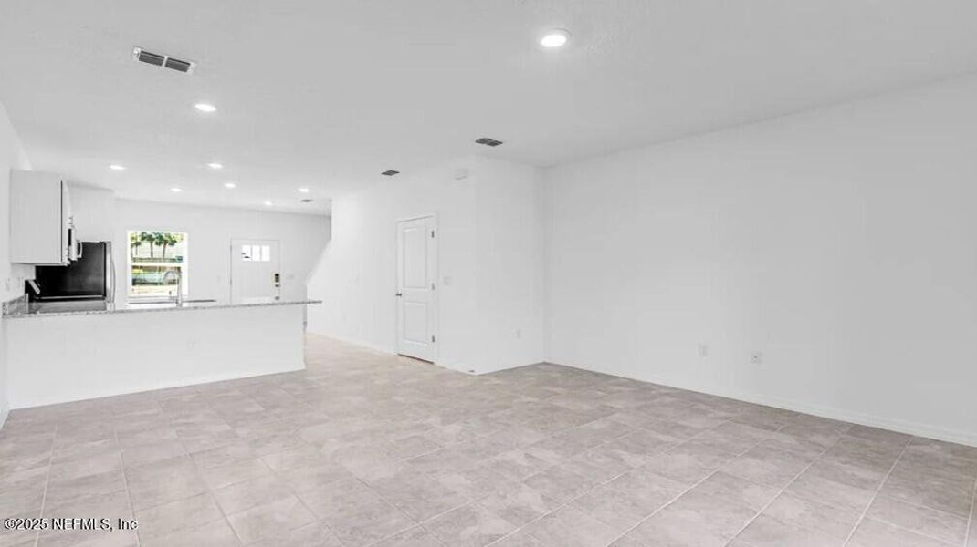 Spacious, unfurnished interior of a new home in Sabal Terrace, Jacksonville (Image 23).