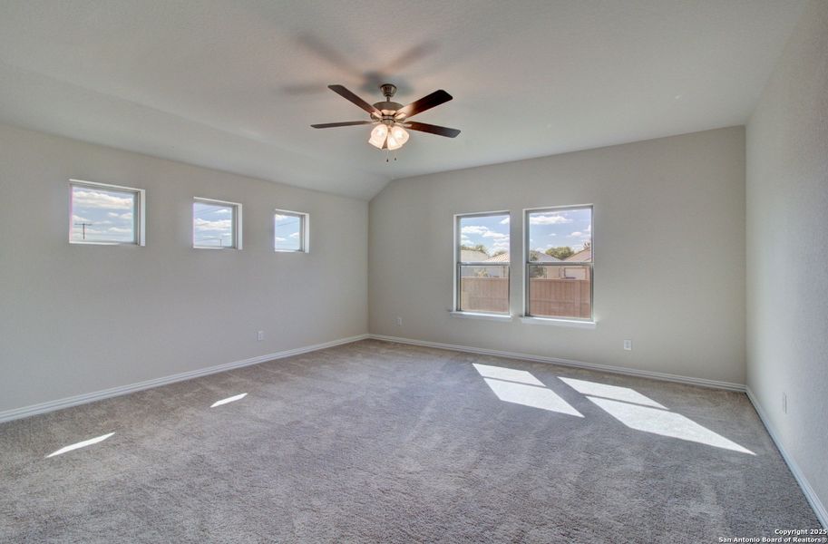 Spacious, unfurnished interior of a new home in Sunflower Ridge, New Braunfels (Image 11).