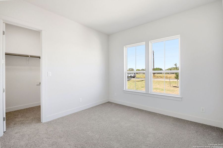 Spacious, unfurnished interior of a new home in Pradera Ridge, Floresville (Image 15).