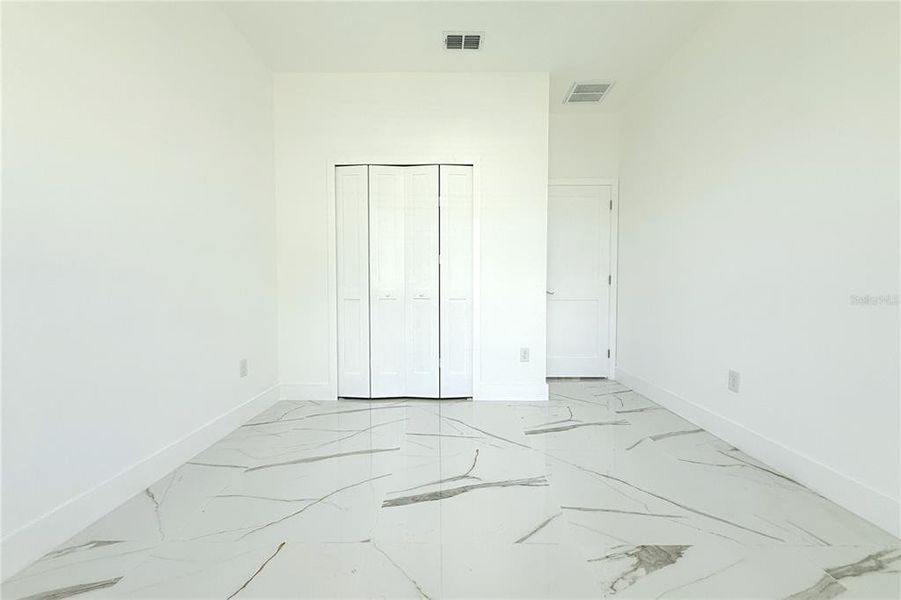 Spacious, unfurnished interior of a new home in , Tampa (Image 31).