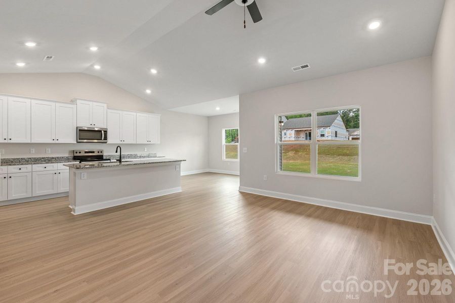 Spacious, unfurnished interior of a new home in Ascot Woods, Charlotte (Image 9).
