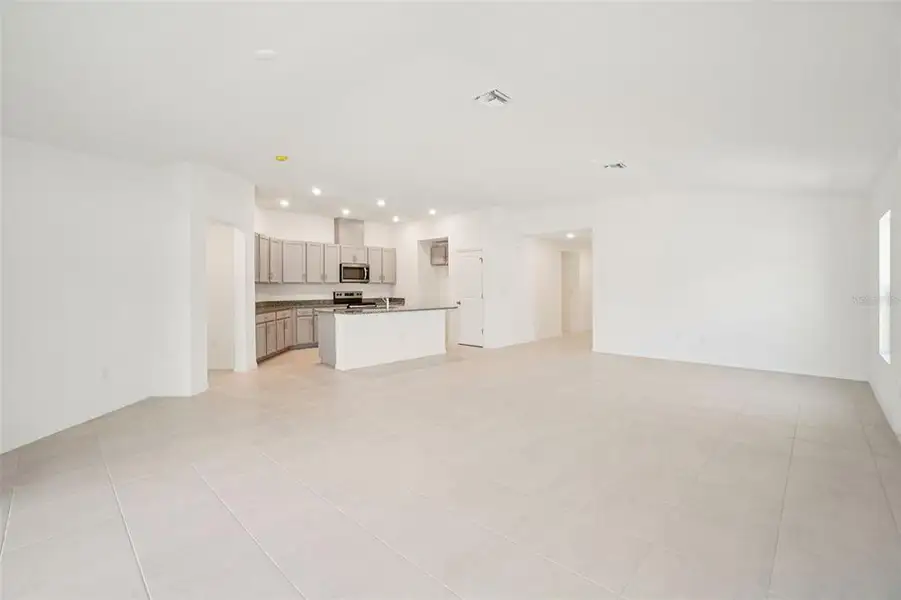 Spacious, unfurnished interior of a new home in , Palmetto (Image 6).