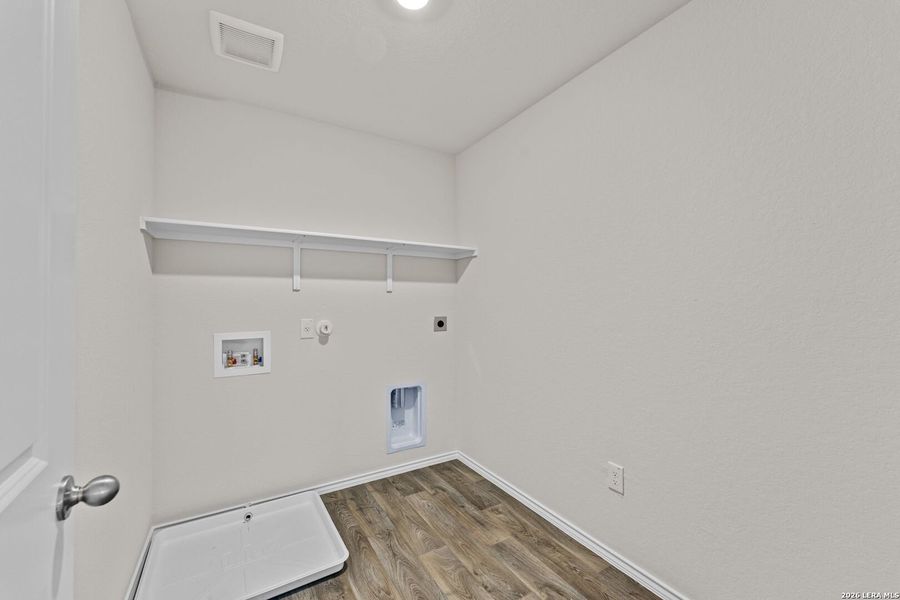 Spacious, unfurnished interior of a new home in Laurel Vistas, San Antonio (Image 26).