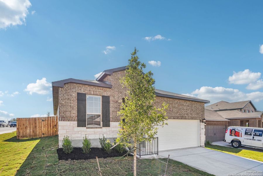 Image 43 of a home in Royal Crest. Image 43 of a home in Royal Crest.