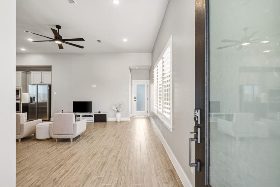 Spacious, unfurnished interior of a new home in Meridiana 40', 65', Iowa Colony (Image 20).