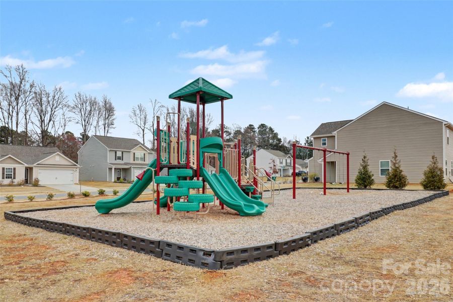 Community amenities in McKee Creek Village, Charlotte (Image 32).