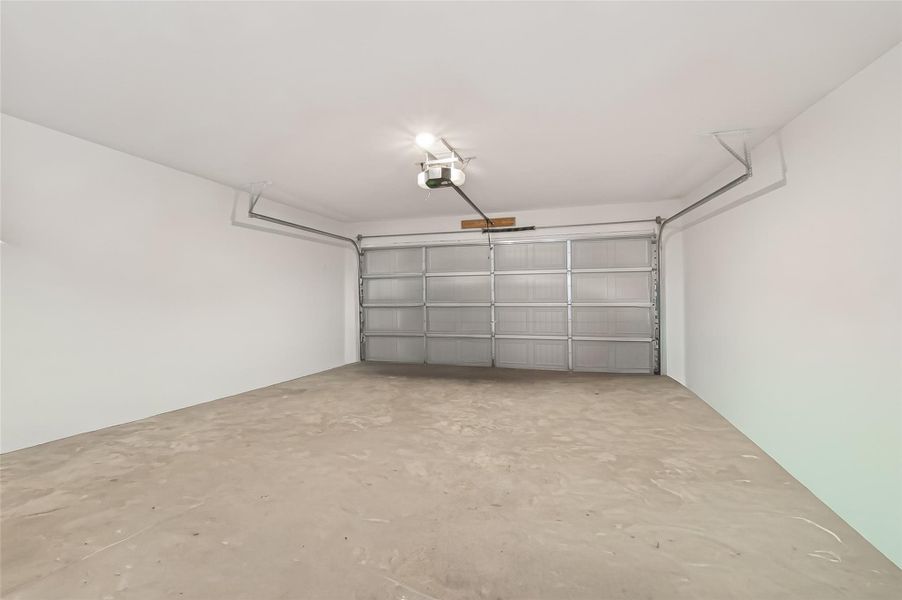 Spacious, unfurnished interior of a new home in Anniston, Katy (Image 31).