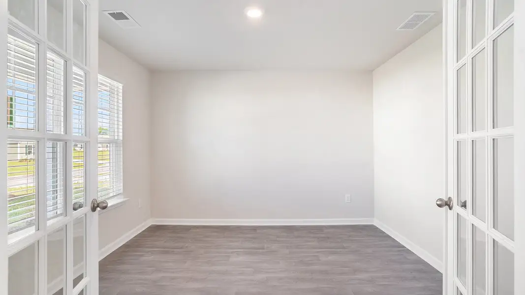Spacious, unfurnished interior of a new home in Jordanville Farms, Galivants Ferry (Image 9).