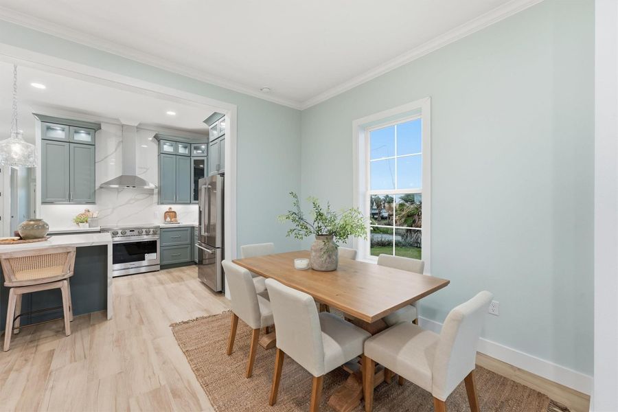 Open dining space that easily accomodates seating for 6 or more.