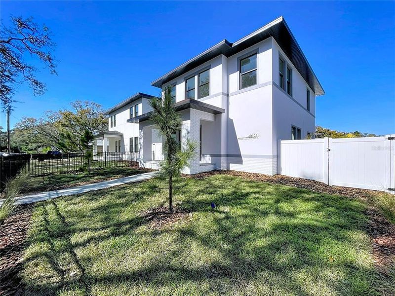 Exterior details and patio area of a home in , St. Petersburg (Image 37).