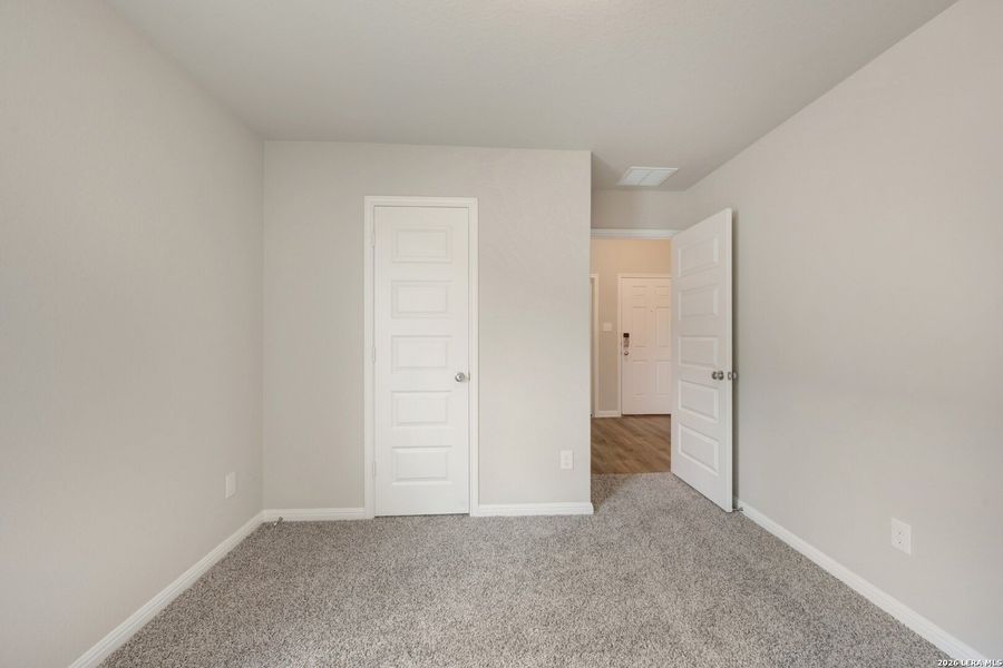 Spacious, unfurnished interior of a new home in Mesquite Ridge, San Antonio (Image 15).