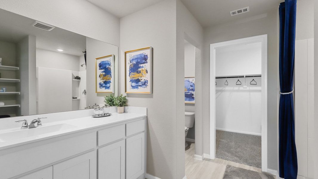 Furnished interior view inside a new home in Bella Vista, Granbury (Image 25).